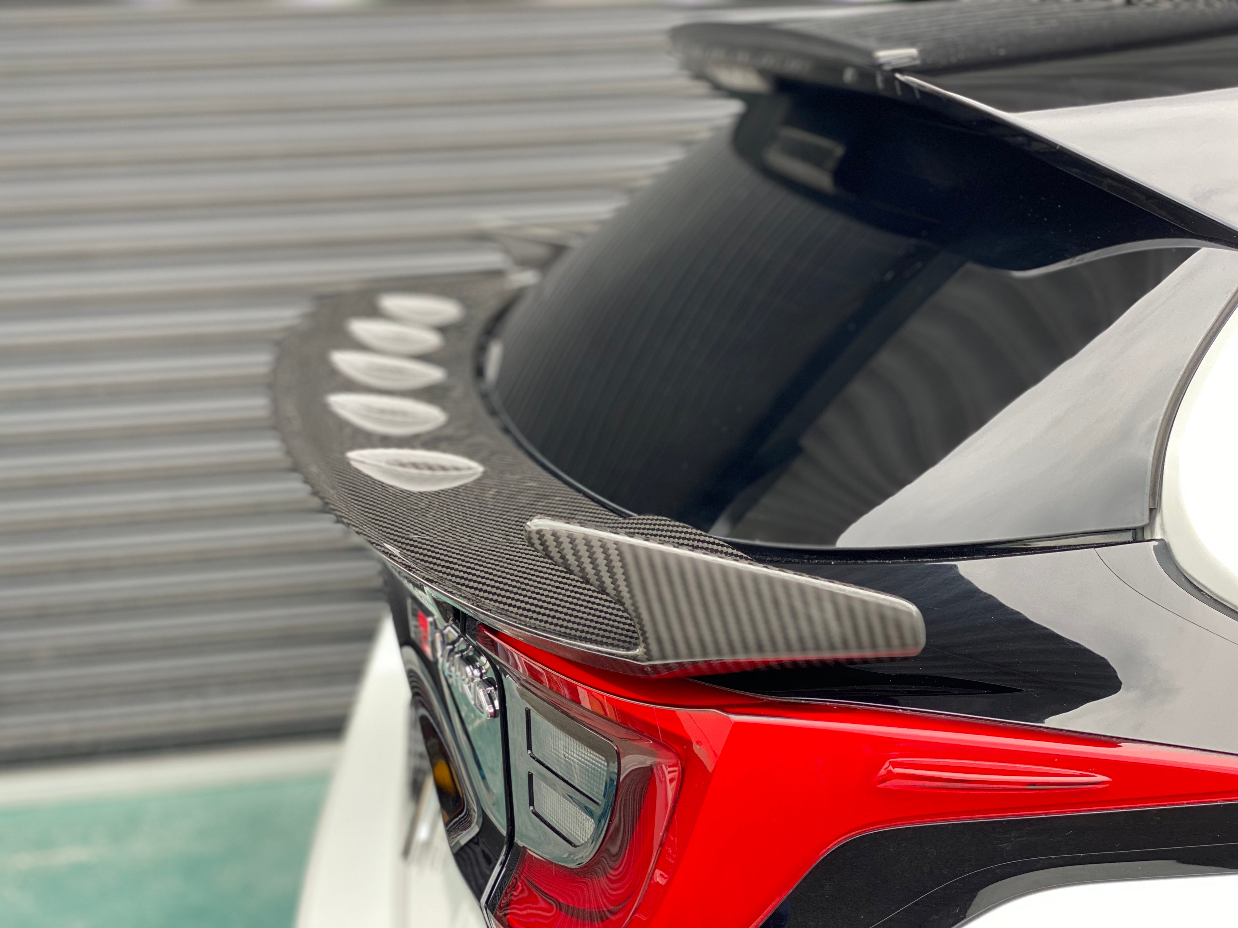 トヨタ GRヤリス ドライカーボン製 トランクスポイラー – Carbon